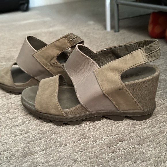 Super comfortable Sorel khaki wedges. Size 6.5 - Picture 2 of 5
